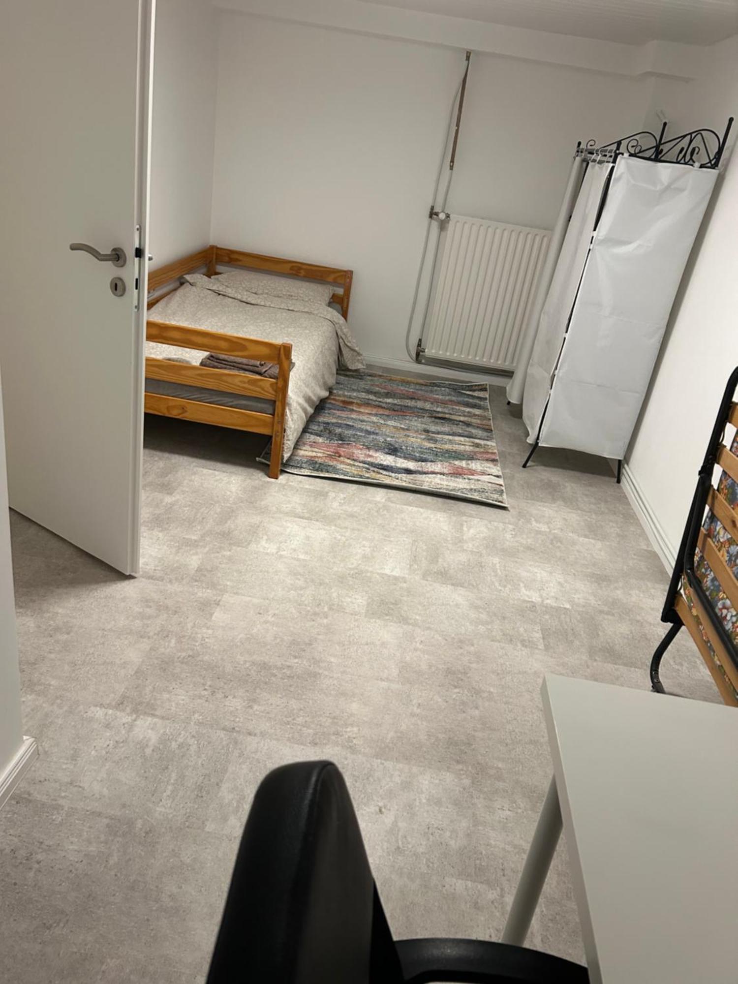 Apartment Souterrain In Der Naehe Vom Duesseldorfer Flughafen *
